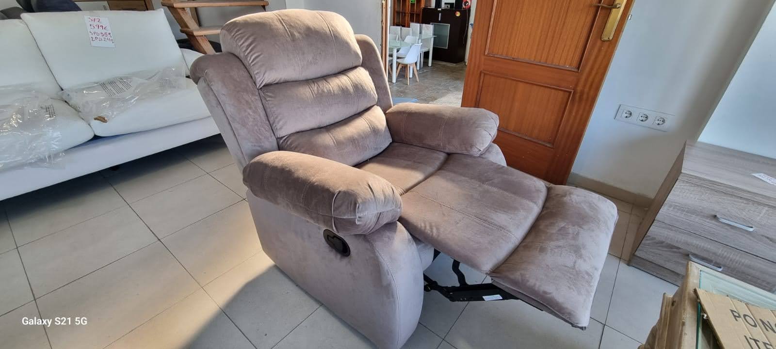 Sillón beige reclinable